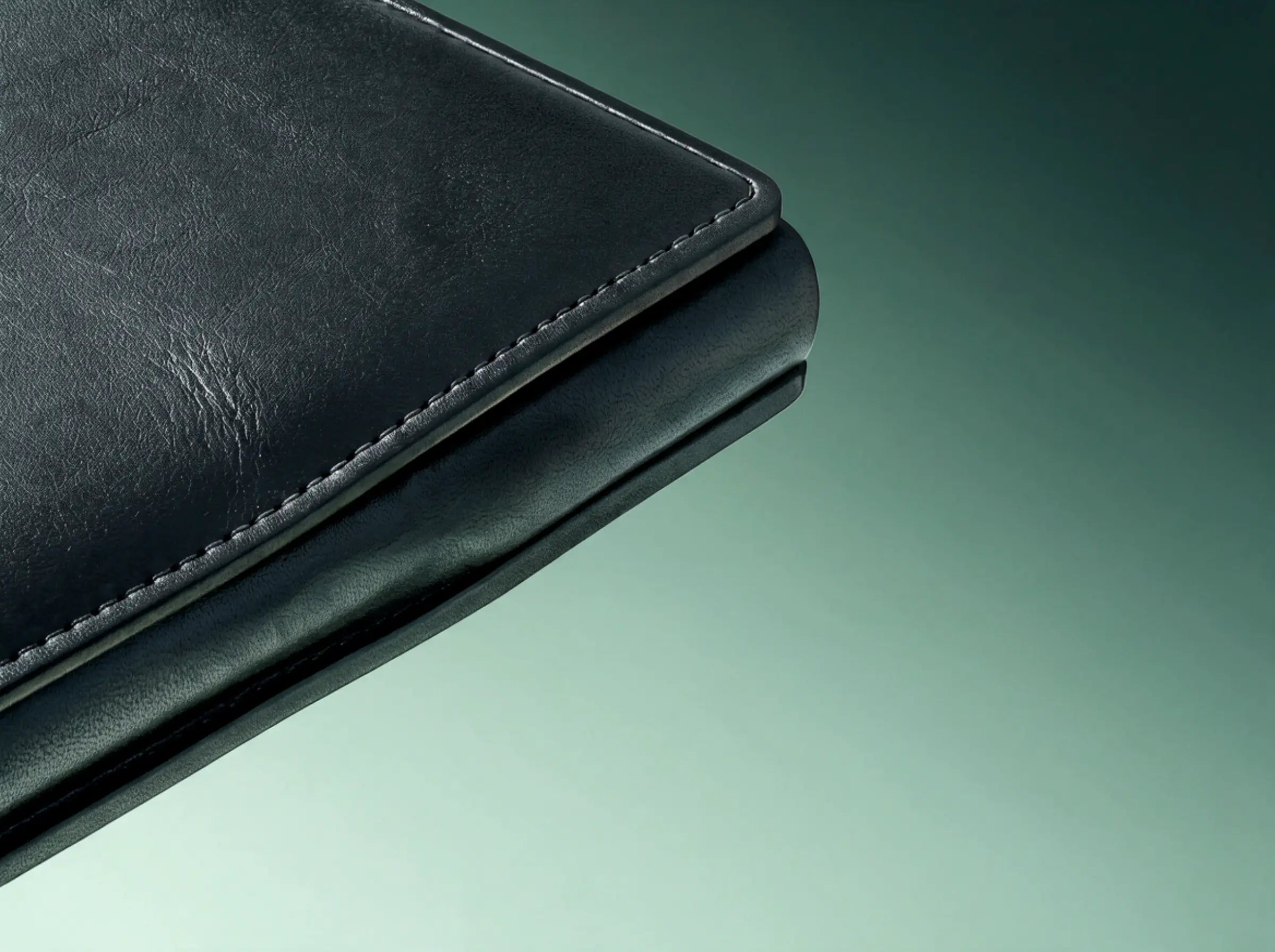Close up of the closed fold showing how thin the wallet sits